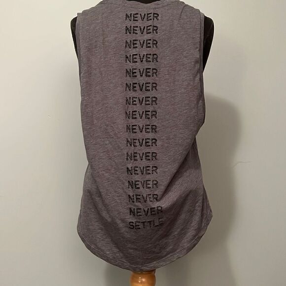 Fabletics Women's Gray Never Settle Graphic Back Muscle Tank Top - Picture 2 of 7